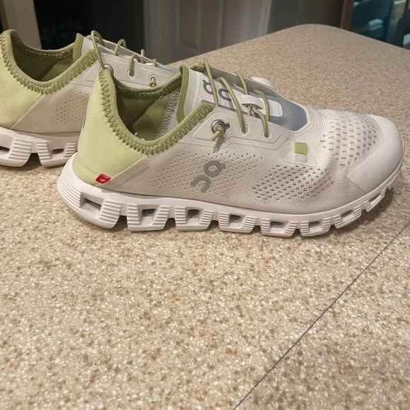 On Running shoes, EXCELLENT condition, wore 2 X, cleaning out closet, 6 1/2 W - Picture 3 of 9